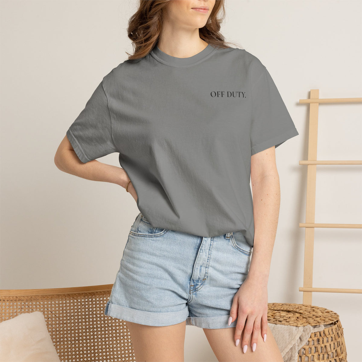 Camiseta Feminina "OFF DUTY" - T-shirt Minimalista de Fuga do Escritório