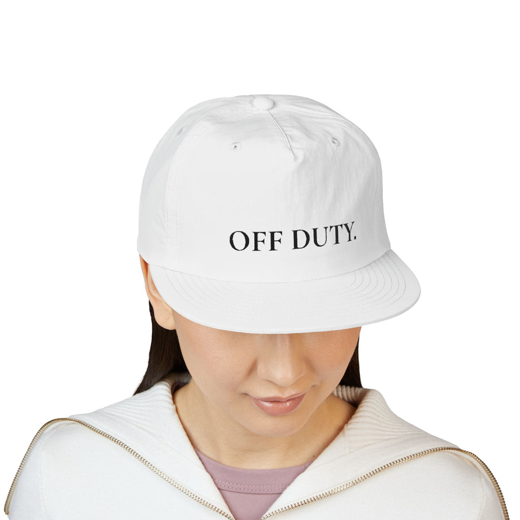 Gorra de surf Off Duty, estilo dad hat relajado en color blanco con bordado para playa y vacaciones