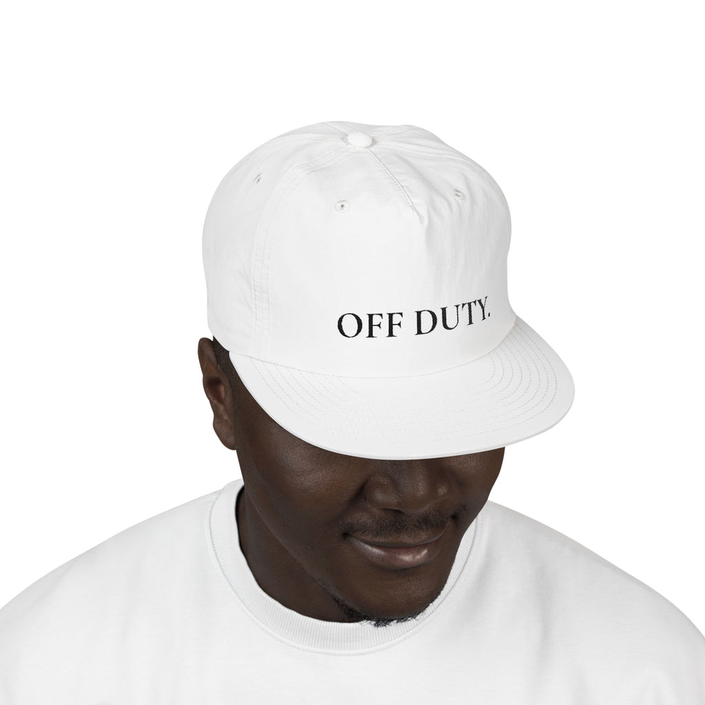 Gorra de surf Off Duty, estilo dad hat relajado en color blanco con bordado para playa y vacaciones