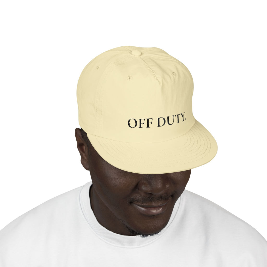 Gorra de surf Off Duty, estilo dad hat relajado en color blanco con bordado para playa y vacaciones