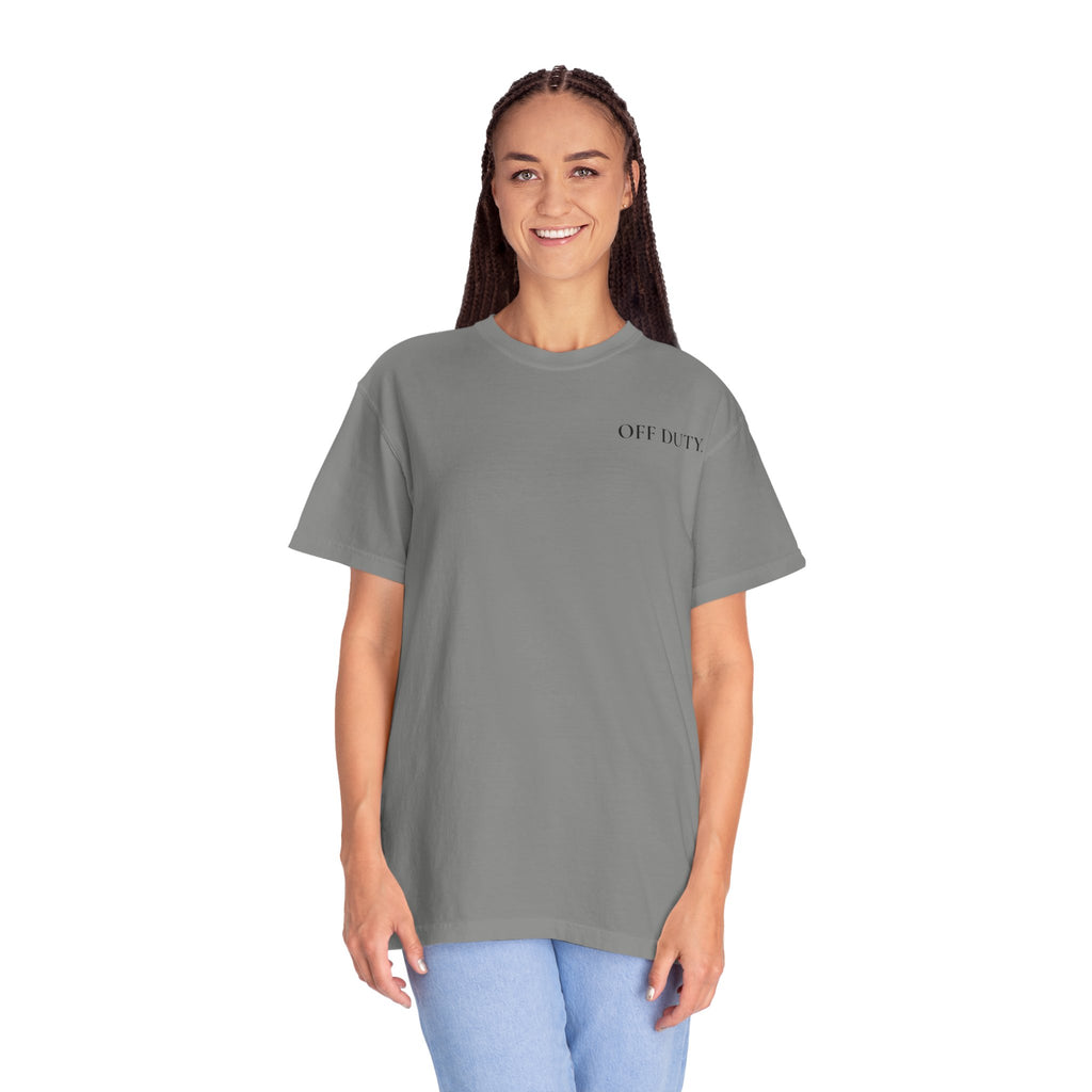 Camiseta Feminina "OFF DUTY" - T-shirt Minimalista de Fuga do Escritório