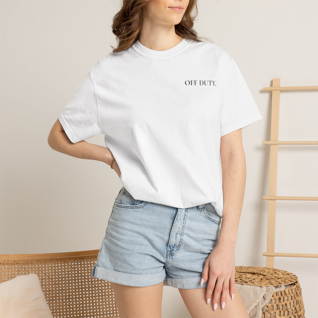 Camiseta Feminina "OFF DUTY" - T-shirt Minimalista de Fuga do Escritório