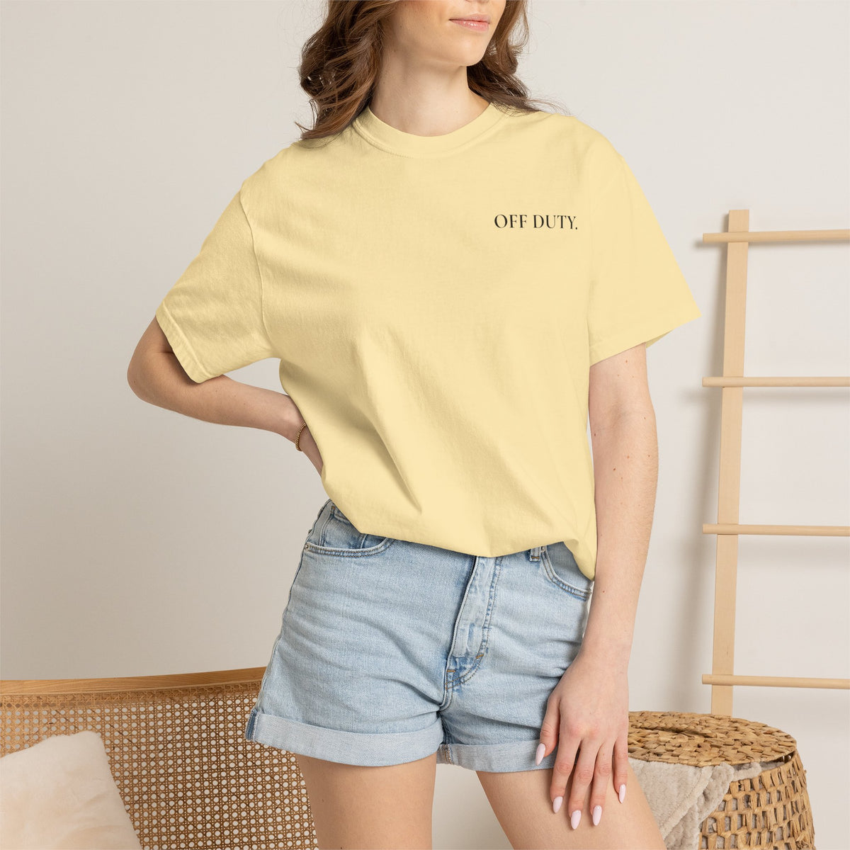 Camiseta Feminina "OFF DUTY" - T-shirt Minimalista de Fuga do Escritório
